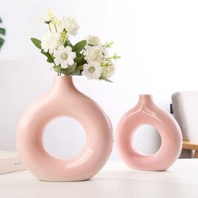 Round donut-shaped pampas vase