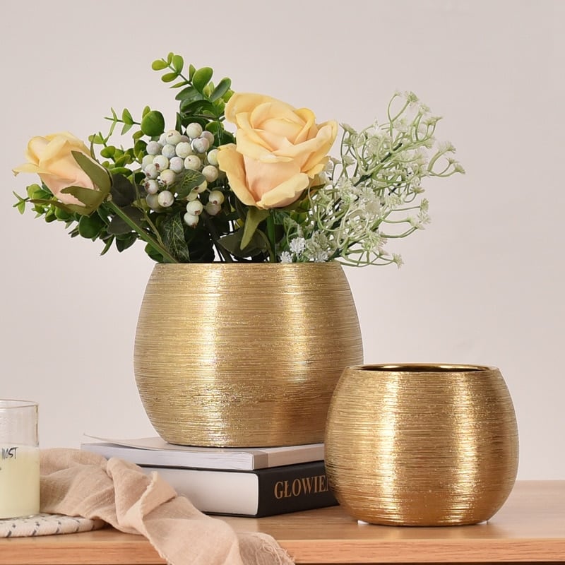 Striated ball vase in gold ceramic