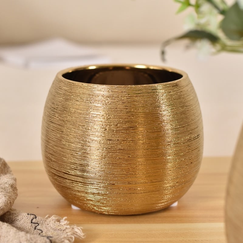 Striated ball vase in gold ceramic