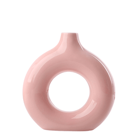 Round donut-shaped pampas vase